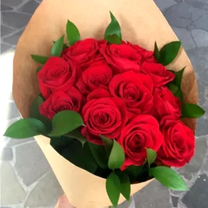 Bouquet com 12 botões de rosas vermelhas-0